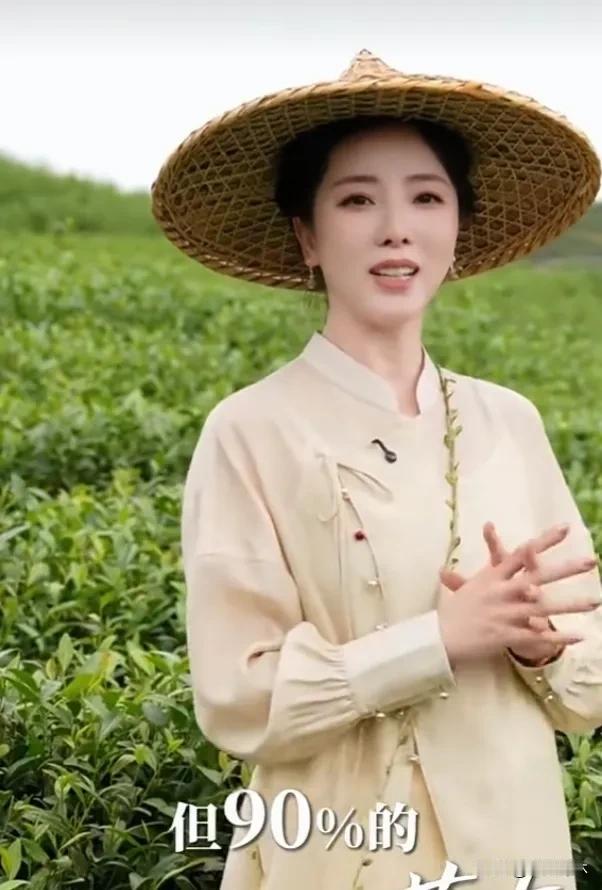 有网友偶遇“航天女神”王亚平。一身柠檬黄简约衣着，穿搭朴素大方，素面朝天不施粉黛