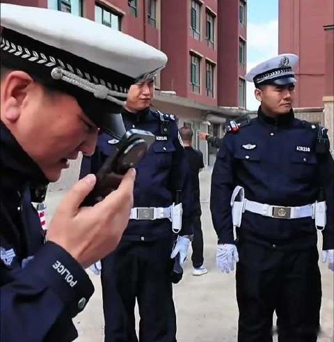 交警霸气回应3年僵尸车车主比占着茅坑不拉屎还可恶，三年弃车霸车位。做人不能只顾自
