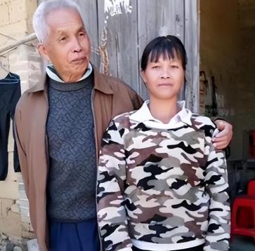 1994年，49岁梁二将19岁女工友带回村，随后两人开始疯狂造人，短短21年，两