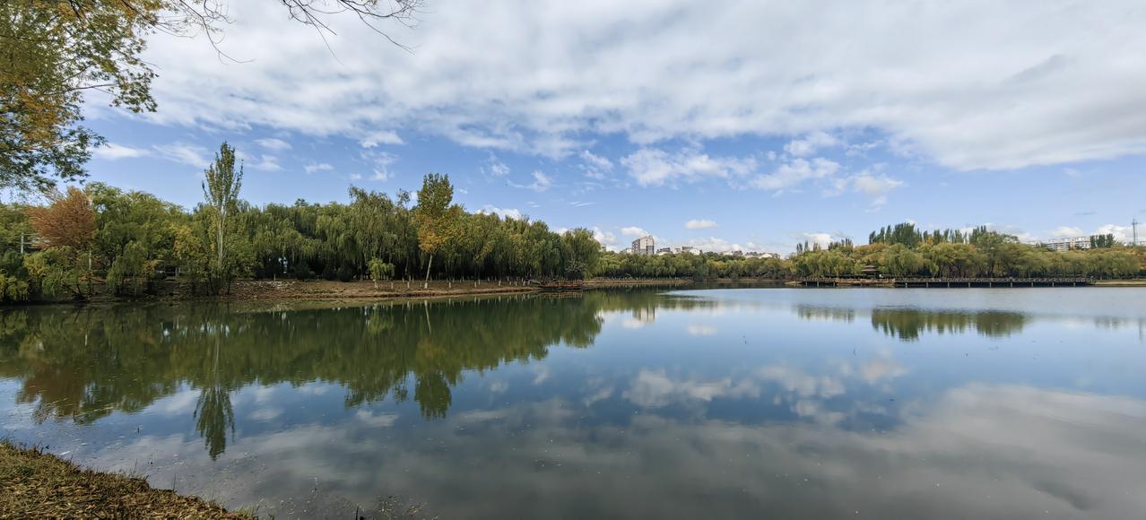 银川典农河畔的秋景太美，五彩斑斓，彻底改变了此前对西北城市秋景的固有印象。
九月