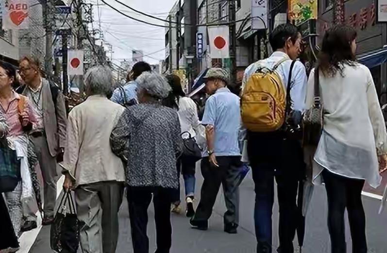 联合国预测，日本人口至2100年将减少至7685万。人口萎缩引发了剧烈的社会连锁
