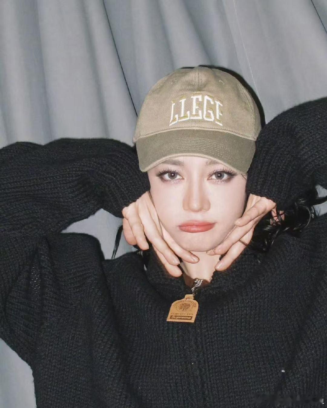 迪丽热巴元气探脑袋 迪丽热巴还在过春天六宫格绝美随拍上线，元气满满探脑袋，把春日