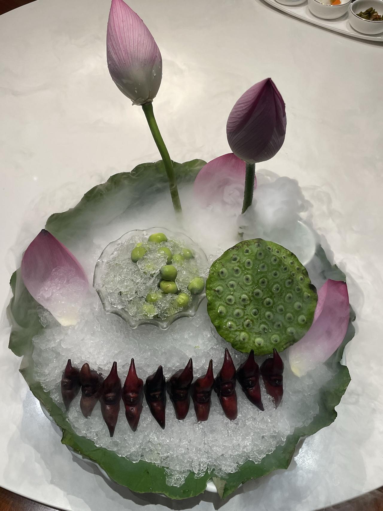 女子的猛，让我意想不到。

我们几个合作伙伴一起吃饭，其中有个五十来岁的女子，带