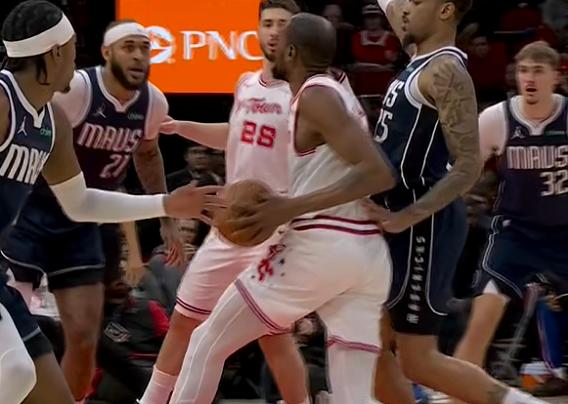 火箭被独行侠打停的原因唯一，申京6中0！
北京时间2月1日，火箭与独行侠的比赛来