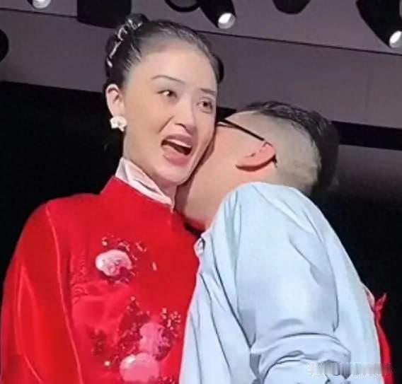 独宠蒋欣一个？男设计师贴脸亲吻引众怒，对比照太扎心