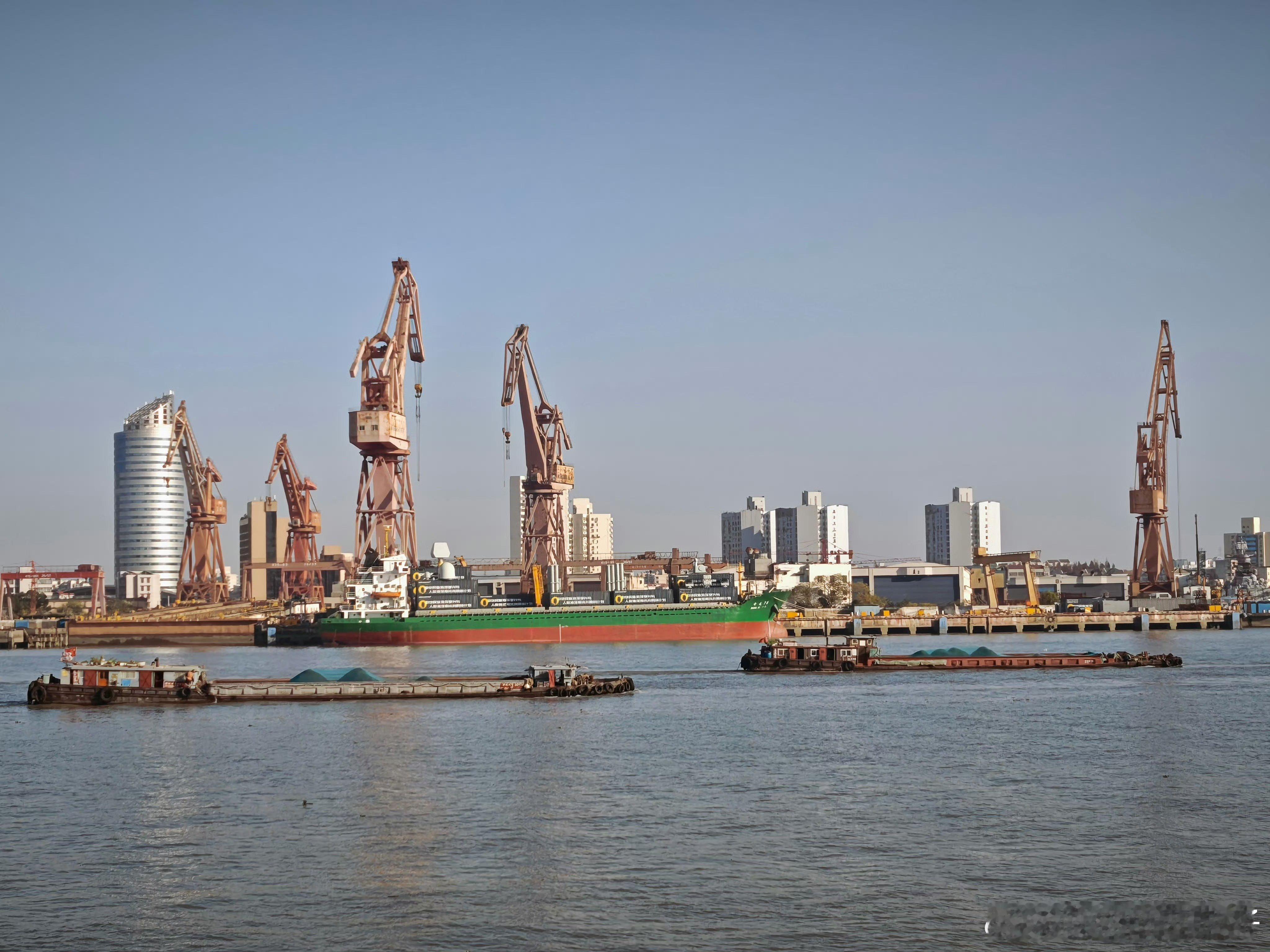 一艘身份不明的中国集装箱船被发现载有多套有源相控阵雷达、近程防御武器系统和垂直发