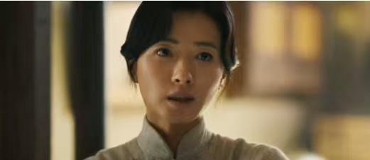 她14岁那年捅了三刀，血浸透绣花鞋底的时候，还没想到这三刀会换一张将军的脸。
你