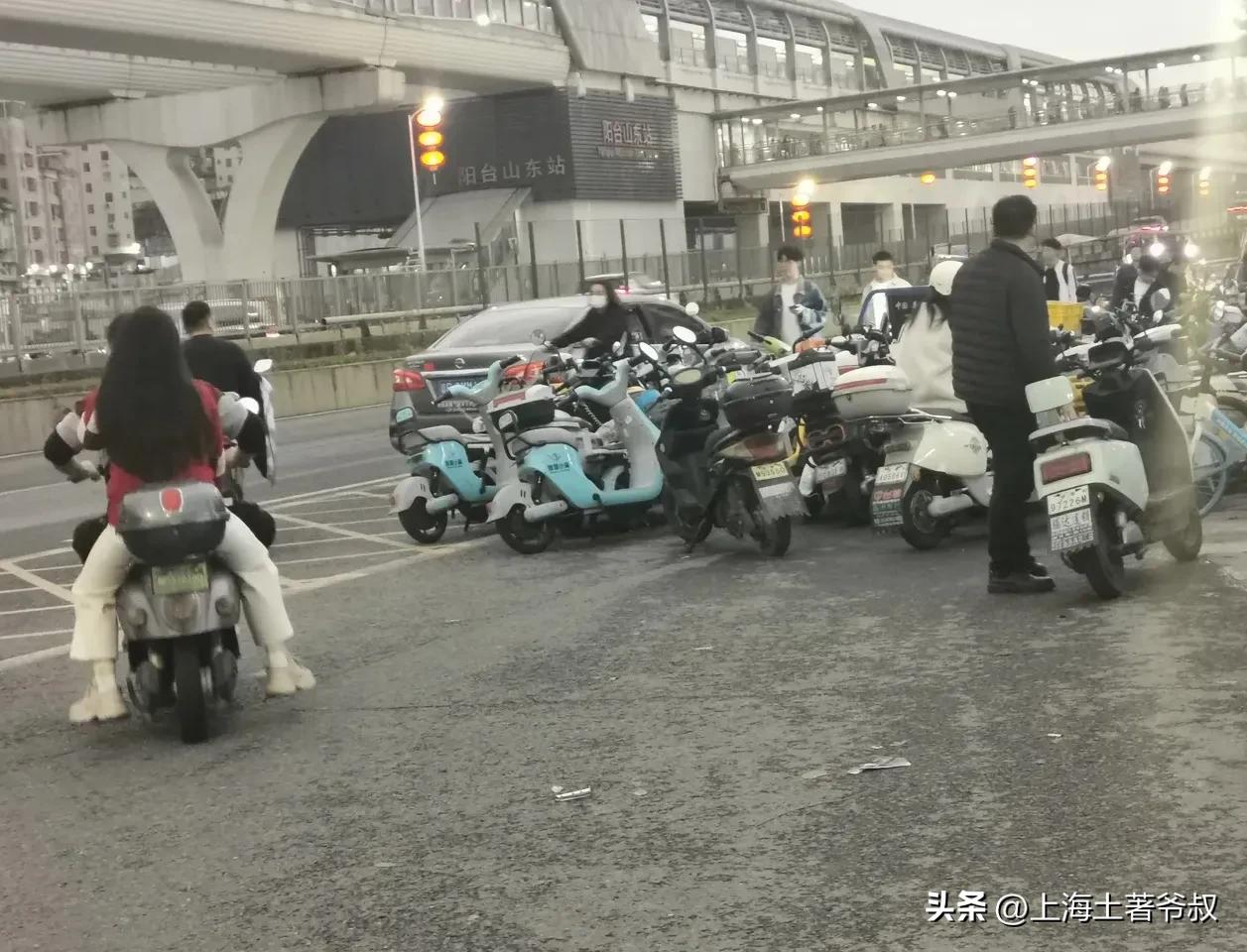 南方某城市的电鸡真是泛滥成灾啊！电鸡都停到机动车道上来了。大家猜猜这是广州呢？还