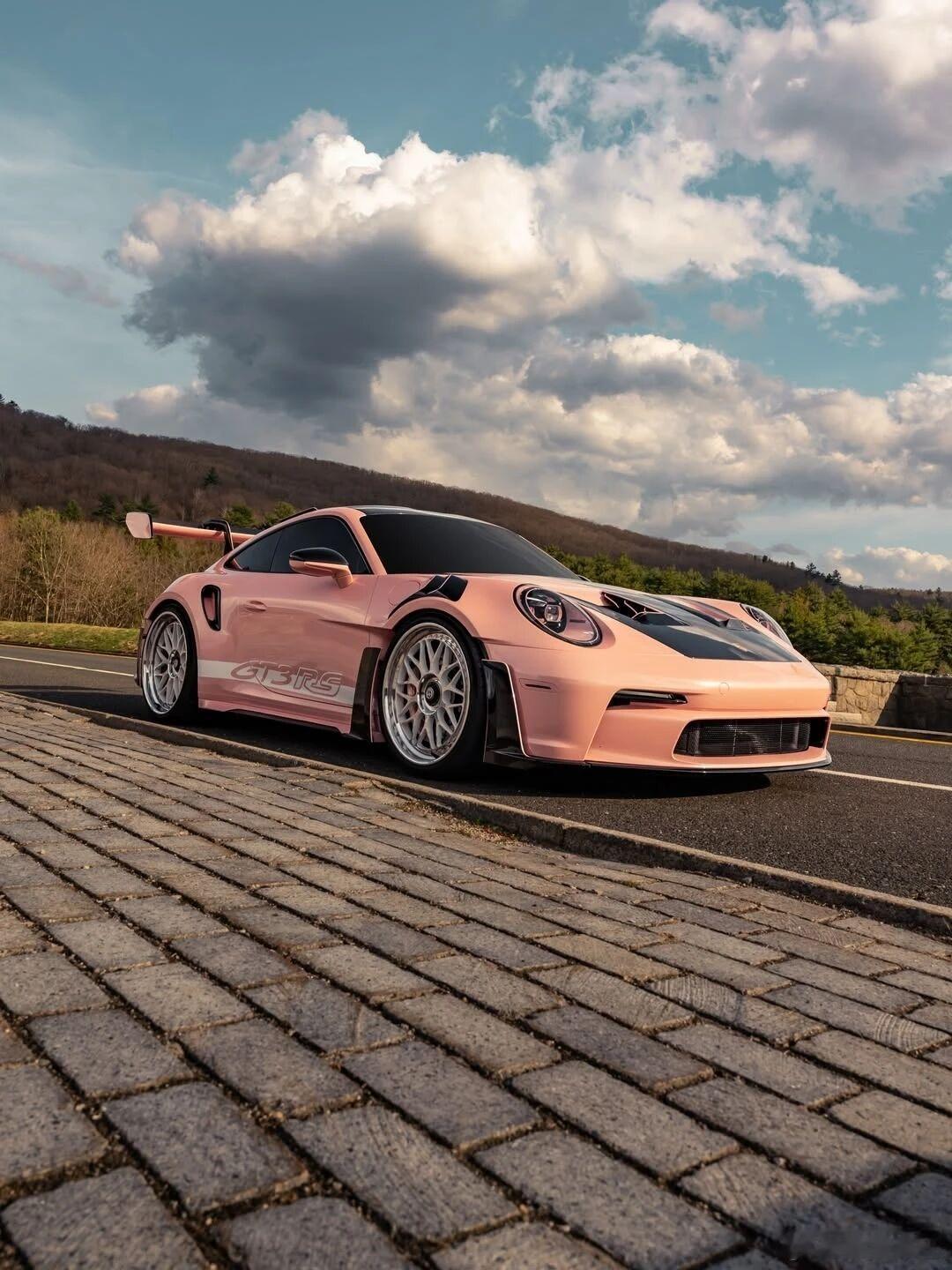 别人的少女心，是粉色蝴蝶结；我的少女心，是这台粉猪GT3 RS。尾翼比我人生规划