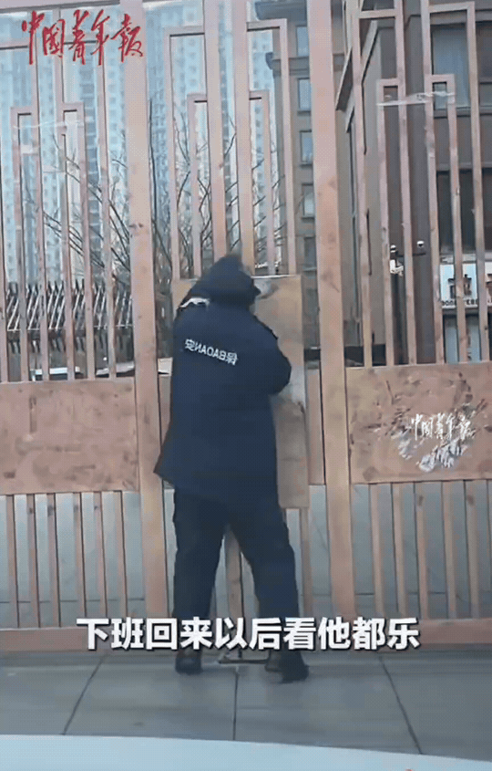 这下好了，不只河北人民知道了，全国人民都知道了。河北沧州，一个保安大哥每天“花式