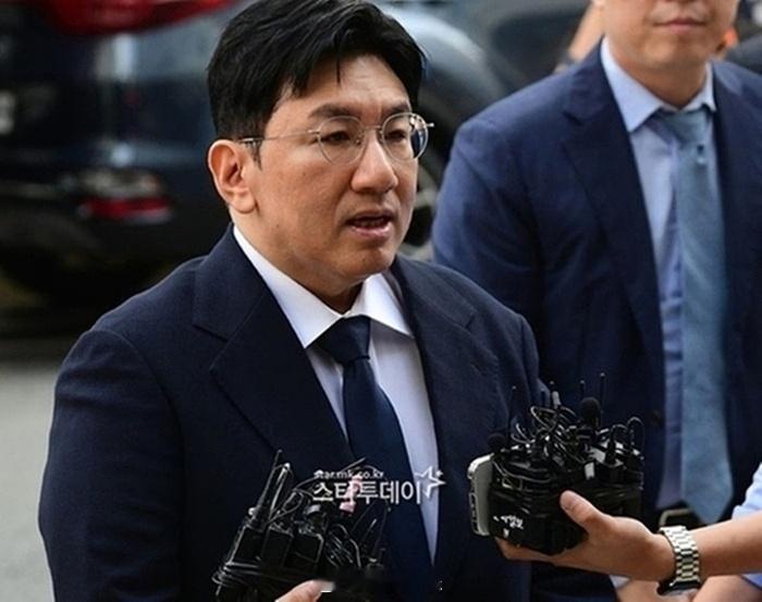 【房时爀涉嫌欺诈性不正当交易的证据不充分】首尔地方警察厅金融犯罪调查队今年4月两