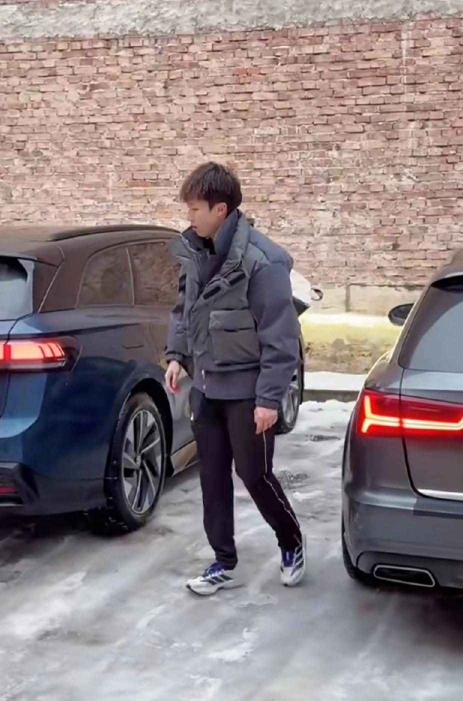 林高远冰面“企鹅步”萌翻了！步步小心太可爱
 
刷到林高远走冰路的视频，直接被戳