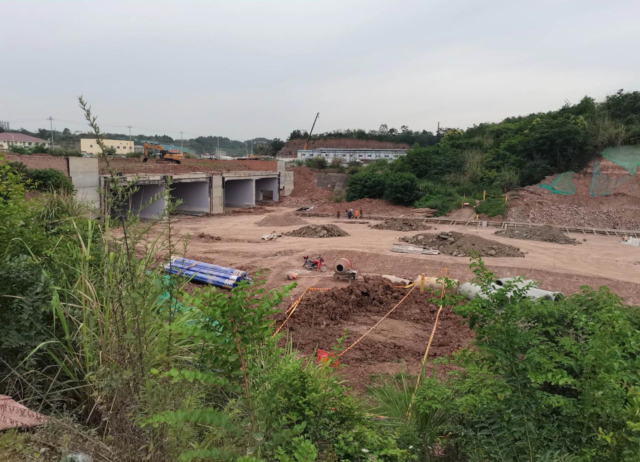 简阳高铁南站：兰渝输油管道预计十月启动！兰成渝输油管道迁改进度情况问题。经核实，