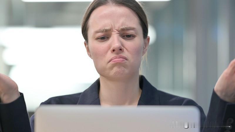 你不会老吗？

你今天拿年龄去戳别人，明天镜子里的自己也会长出皱纹。你是在嘲笑上