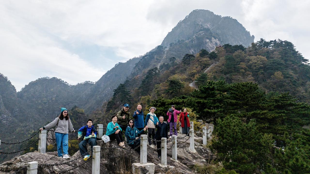 《游舒城万佛山悟晓天》
农历九月十三
张晚风
 
老友邀我登佛山，峰高路险瀑水寒