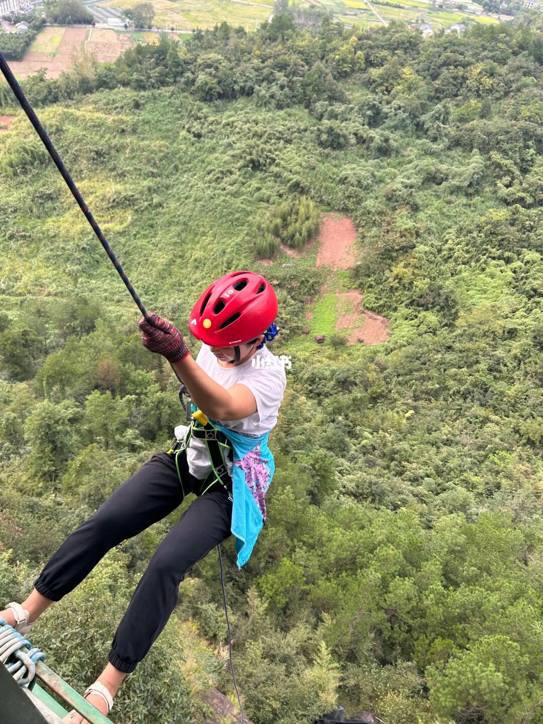 纪龙山探洞这样玩 太有意思了