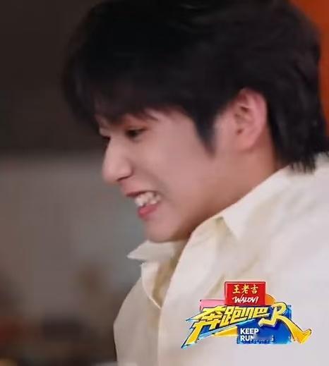 没有比刘耀文嘴还硬的东西主打一个嘴硬到底，就算痛到五官挤在一起，也绝不承认难受。