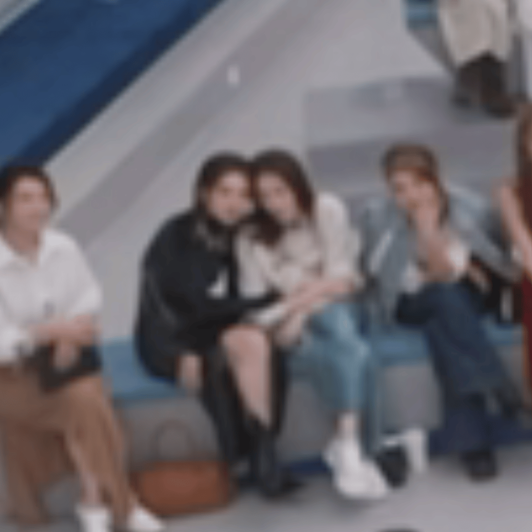 唐艺昕李小冉都被对方的美貌迷住了谁被两位姐姐的双向美貌心动狠狠戳中了😭同场相遇