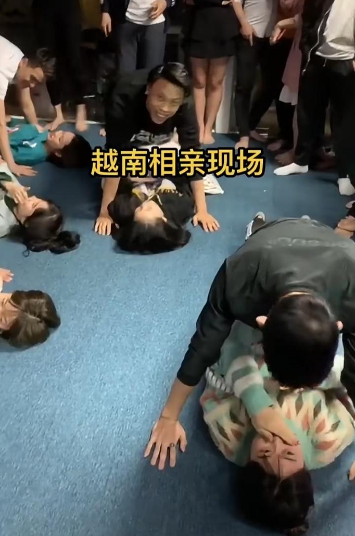越南的这个相亲现场活动挺特别的，男女适婚来相亲的人都可以自愿参加，凑够一对就能参