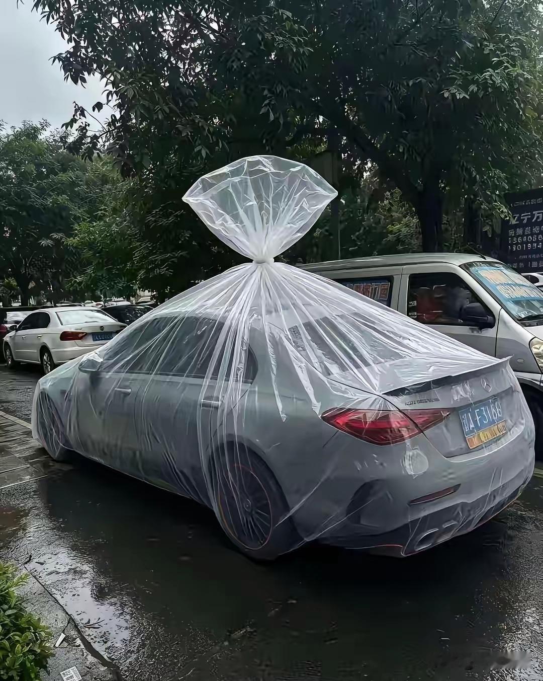 不得不佩服这聪明人
沈阳这位车主真的惊到我了，
我在想他是怎样把车装进塑料袋的？