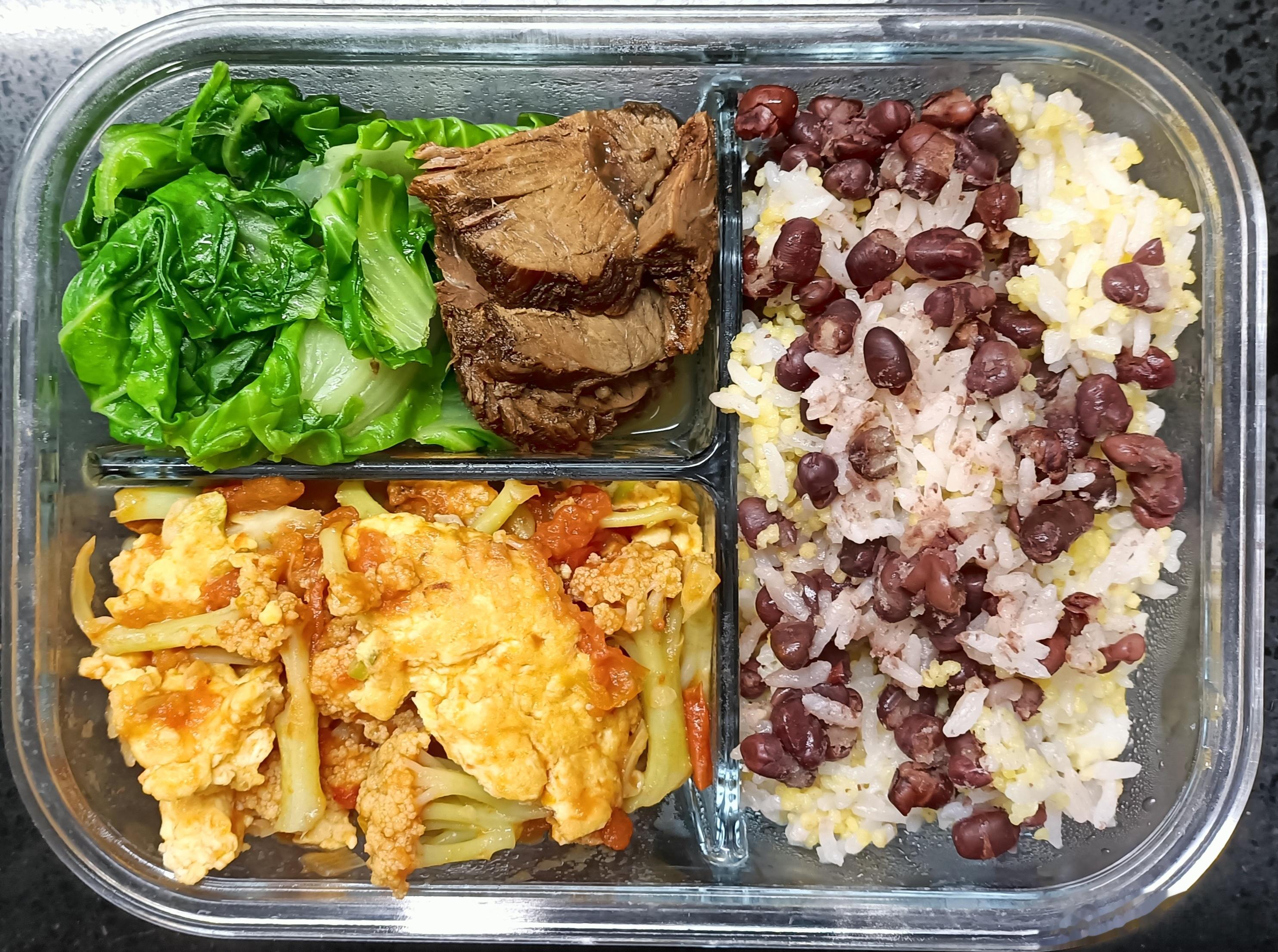 #儿子的午餐##这个问题吃什么# 红豆二米饭，番茄菜花炒鸡蛋豆腐(鸡蛋豆腐是参考
