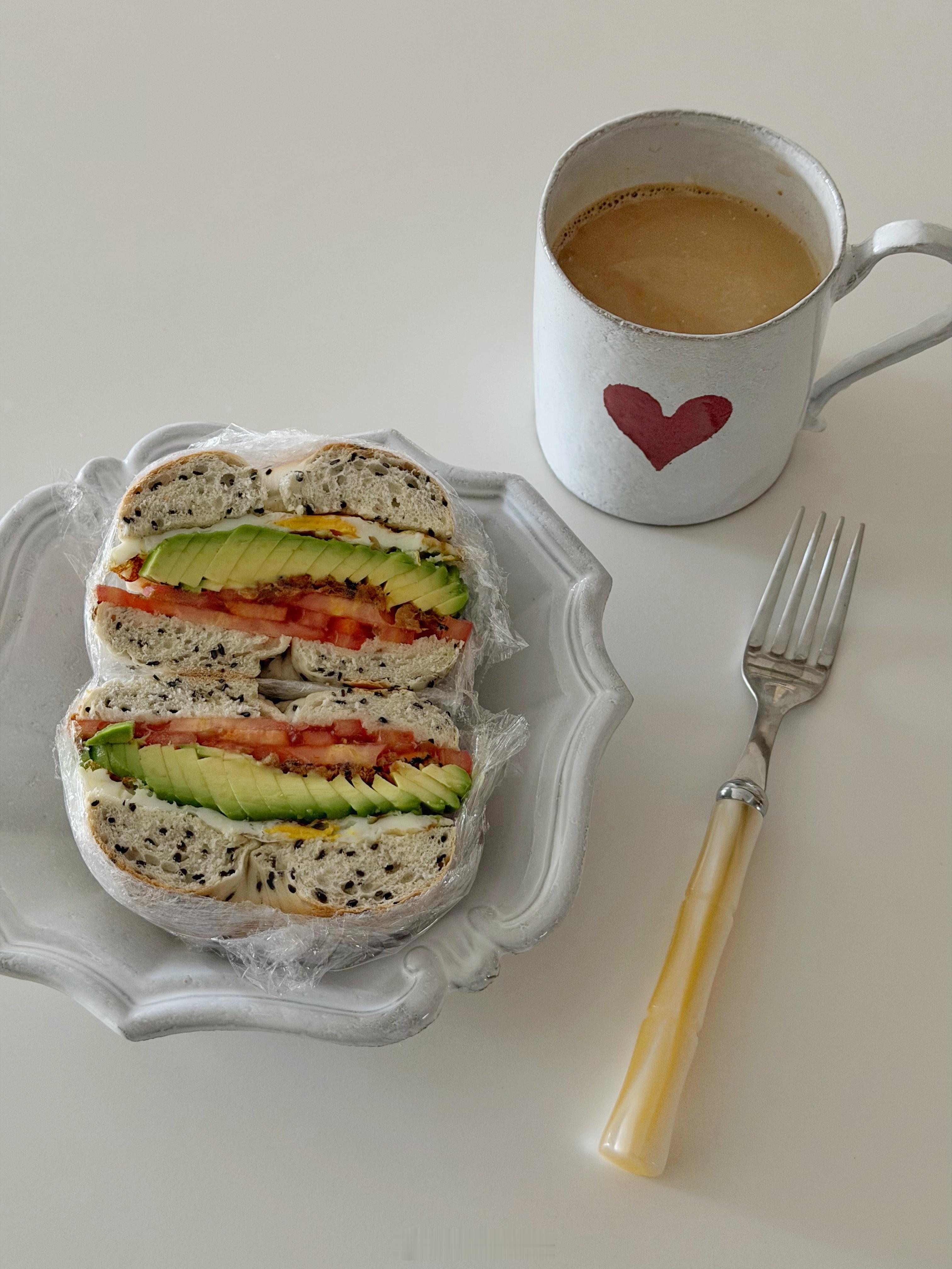 吃了两天贝果三明治🥯用上了新盘超舒服的保暖内衣喜欢香调的沐浴🛁 