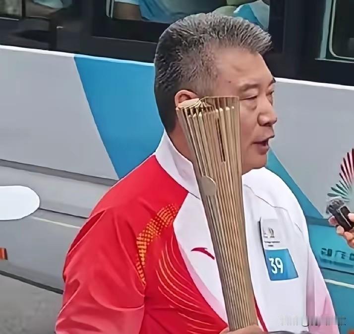 笑不活了！见李隼相当于见孙颖莎？
这等量代换绝了！

李隼担任全运会火炬手，
接