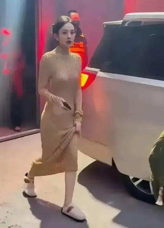 这条连衣裙设计的真特别，后面这个洞也太夸张了吧！