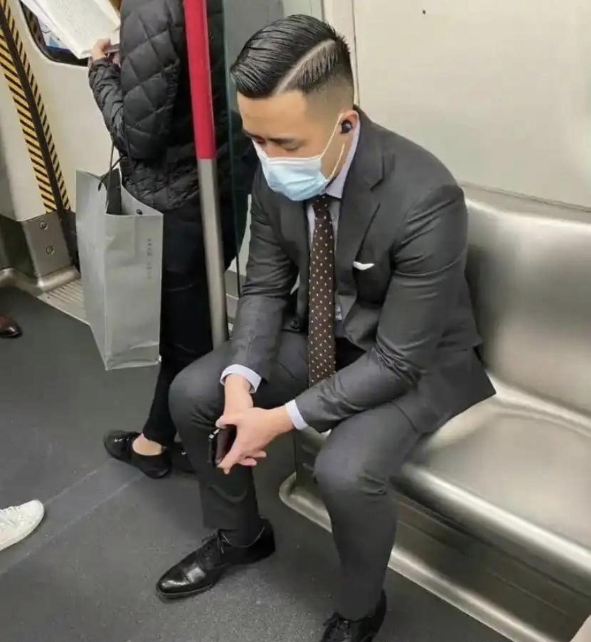 我敢说，这人一定是个精英[呲牙]