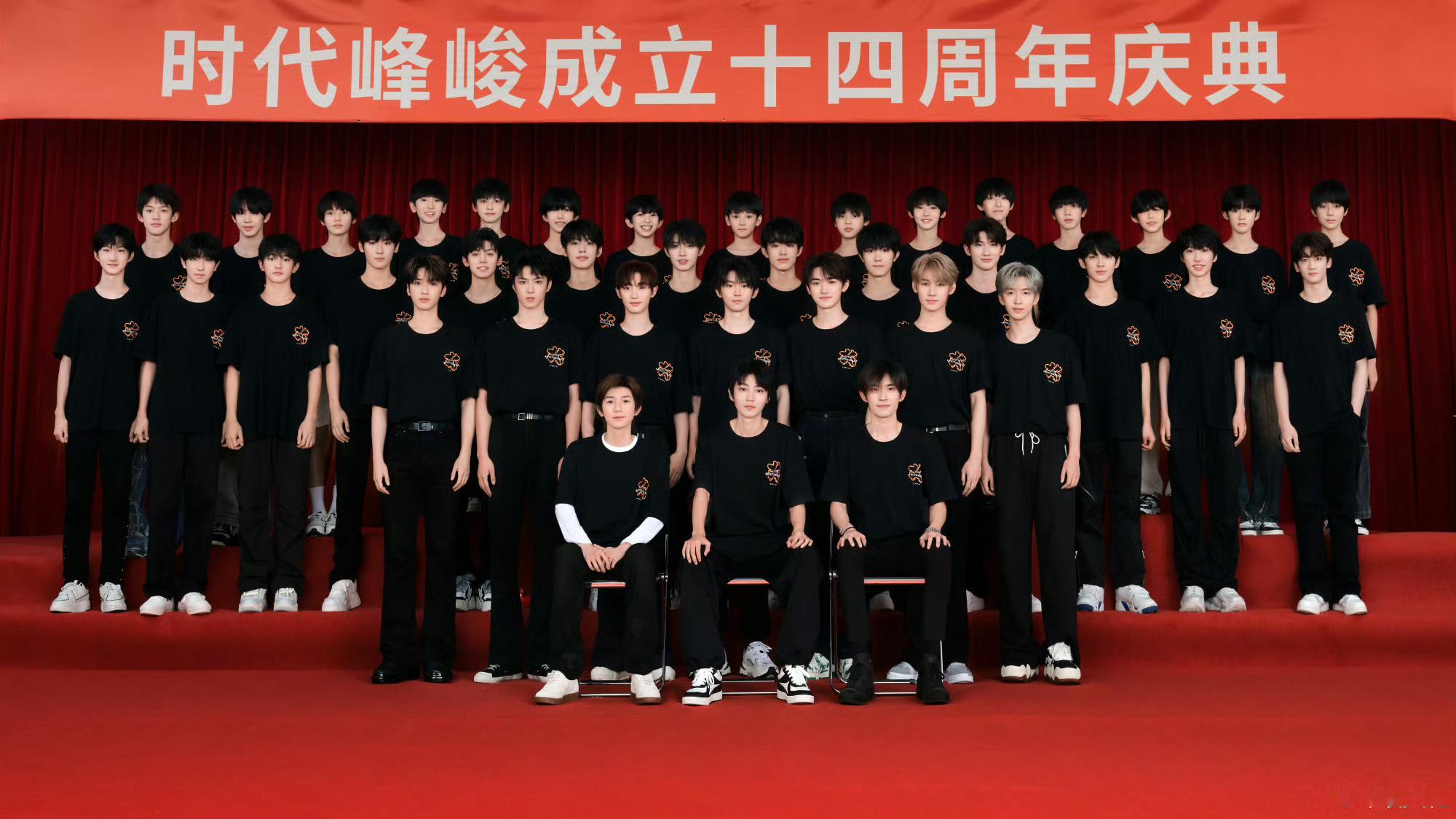 22岁以下用户最关注时代峰峻 2025微博热搜趋势报告发布！22岁以下用户最关注