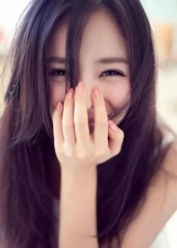 女明星除了脸要保持漂亮以外，手也是很重要的。因为手呢，是女人的第二张脸呀！看看杨