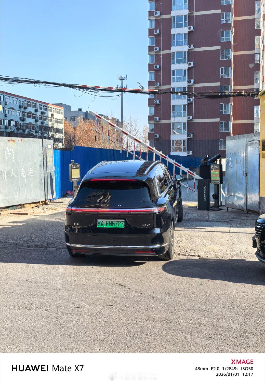 元旦在石家庄，阳光不错在路上逛，岳母说这俩车长得都不错，就喜欢这样的。 问界对传