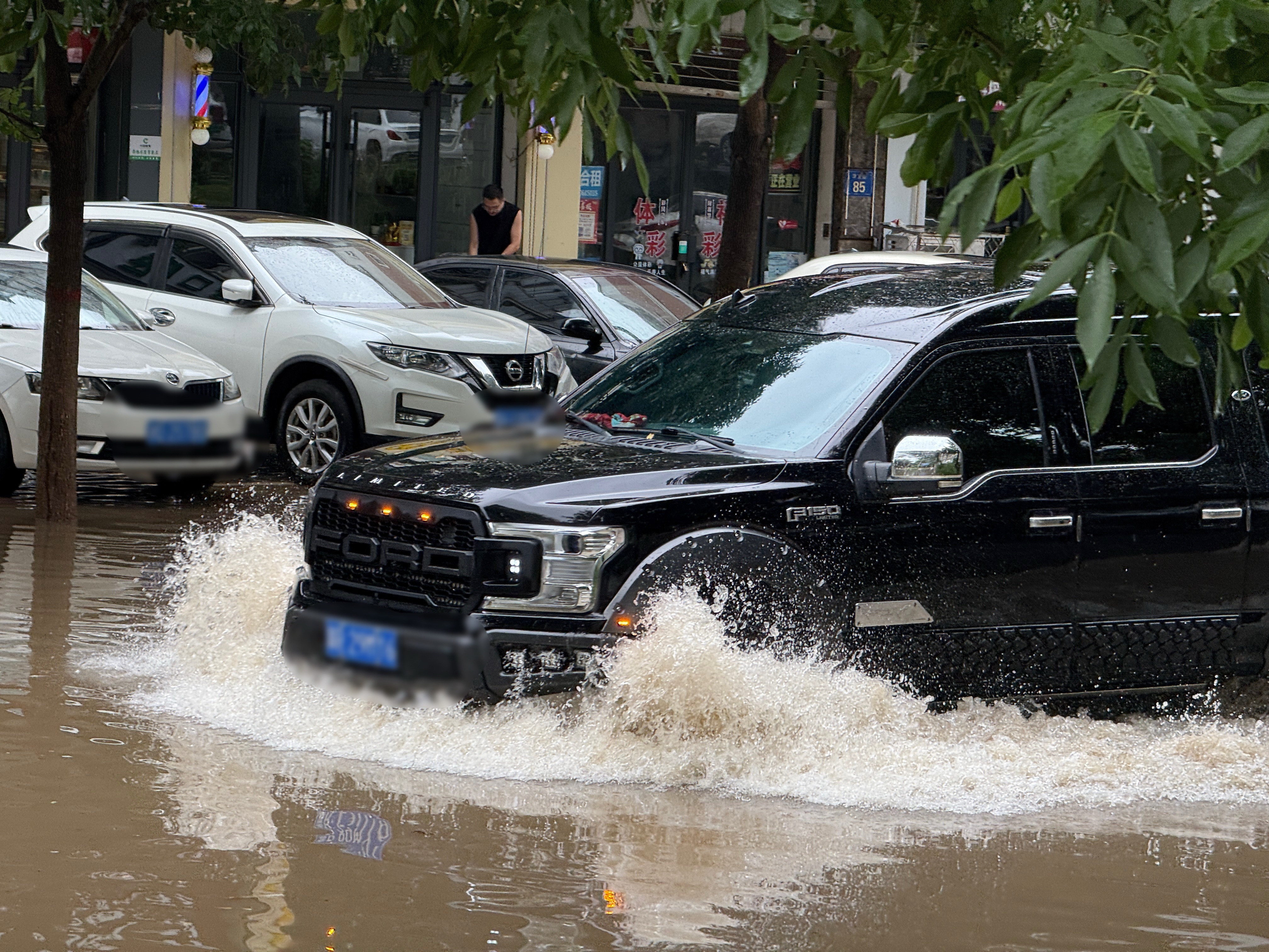 楼下已经可以开船了……[二哈]聚焦北京暴雨 ​​​
