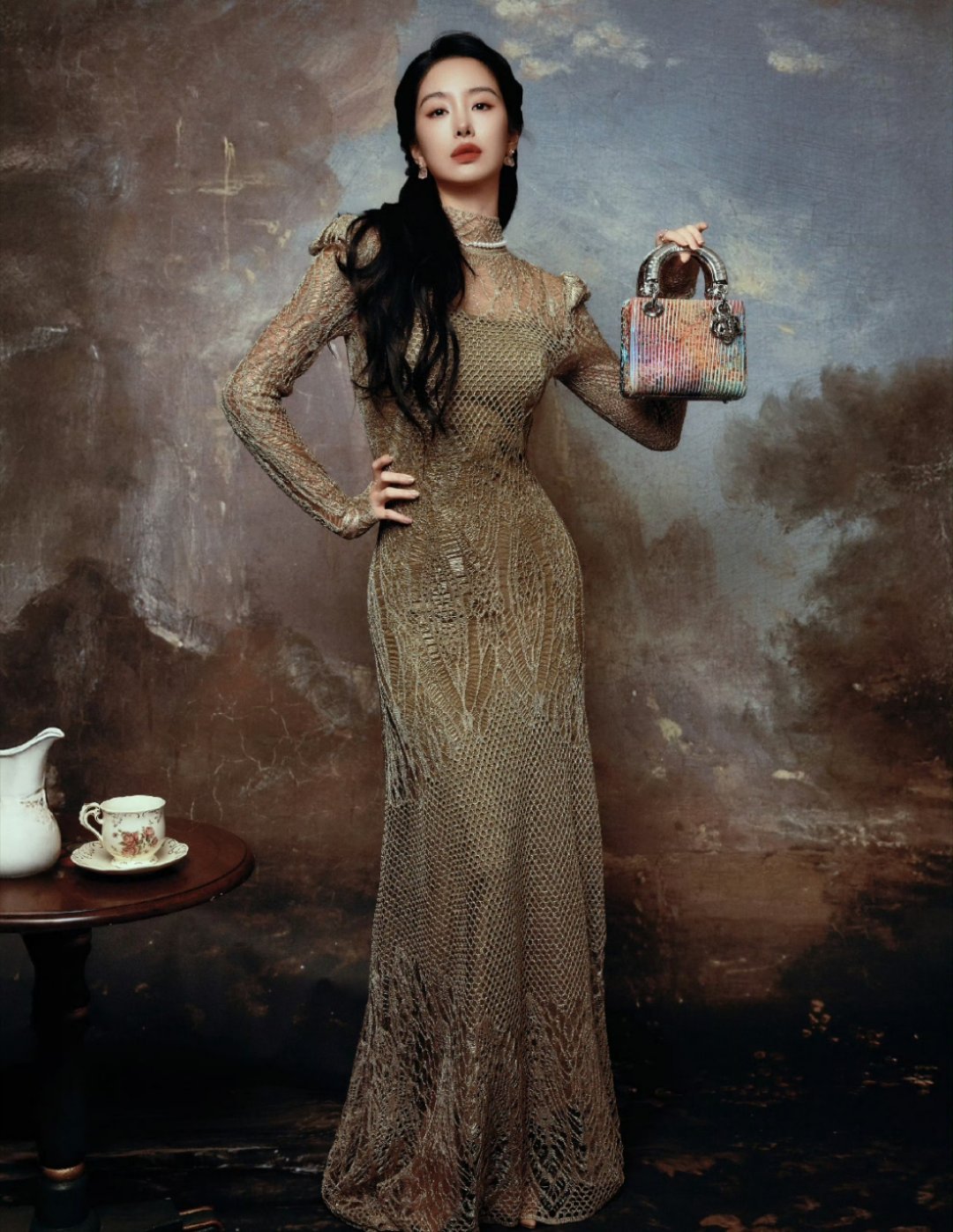 好像中世纪油画里走出来的神女！！！！杨采钰姐姐把我的心还给我！！