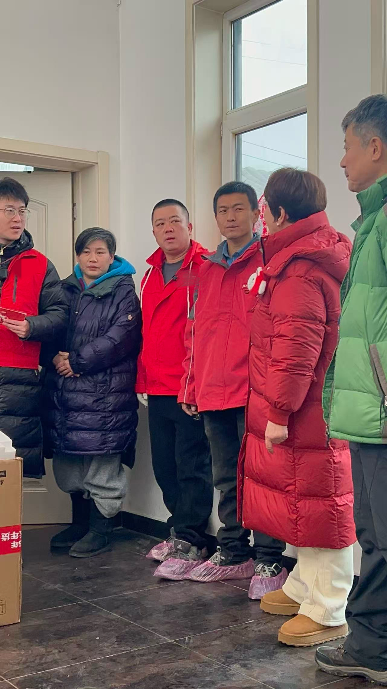 网友偶遇马大姐蔡明送门板大的电视 哦莫，哦莫，我们的闲人马大姐真的来个大家送电视