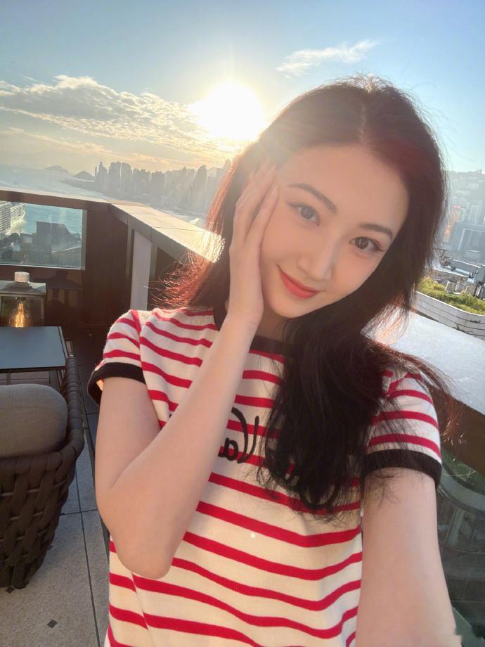 景甜脸颊比心自拍 景甜脸颊比心自拍来啦，一大早看到大甜甜的自拍心情都变好了~ 