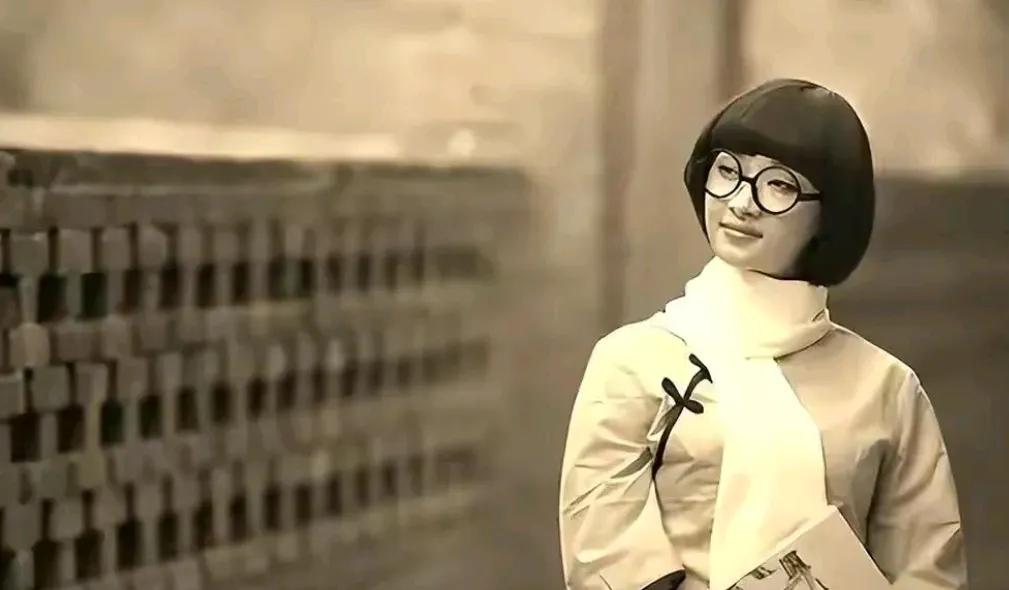 陈子美一生坎坷。她幼时随父母辗转多地，后因父母失和随母亲到南京生活，因生活窘迫曾