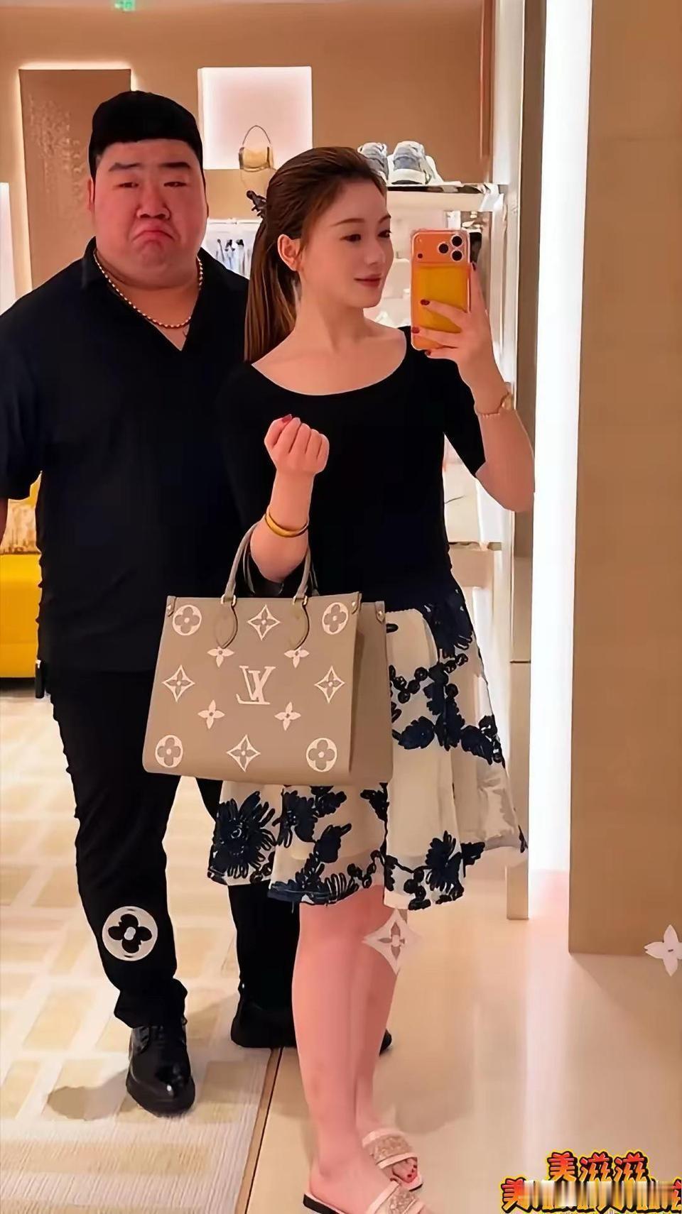大哥你最好不要破产，不然你坐飞机都追不上嫂子！
看到大哥陪美娇妻买包，还花两万七