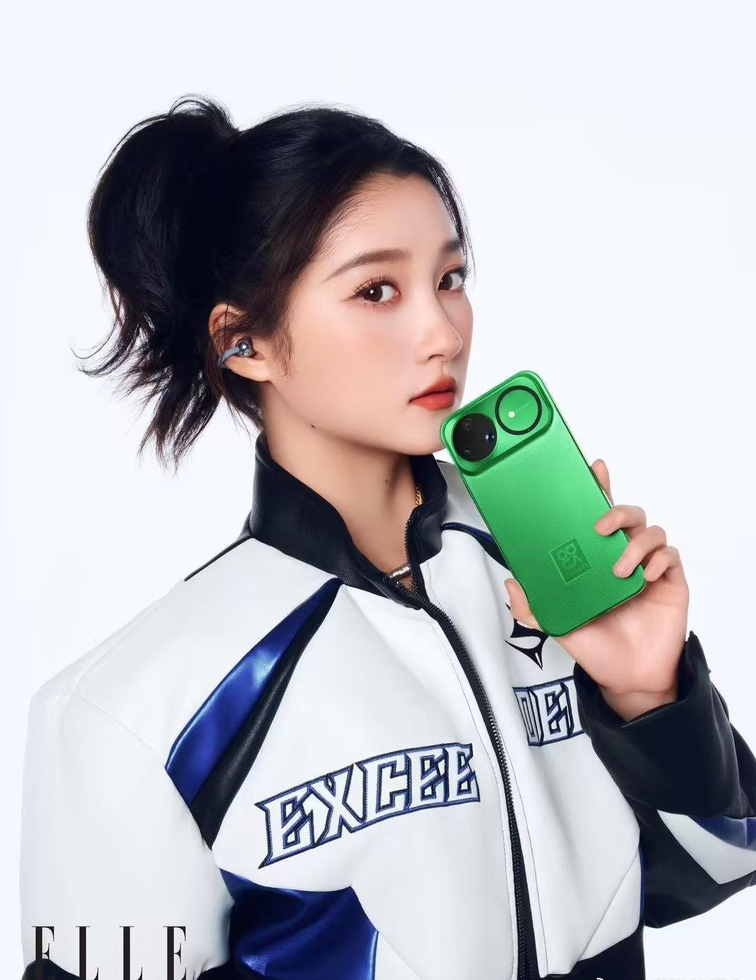 长腿在短裙衬托下更加出众，甜酷风格完美契合她的气质，请多多呈现这样的造型。