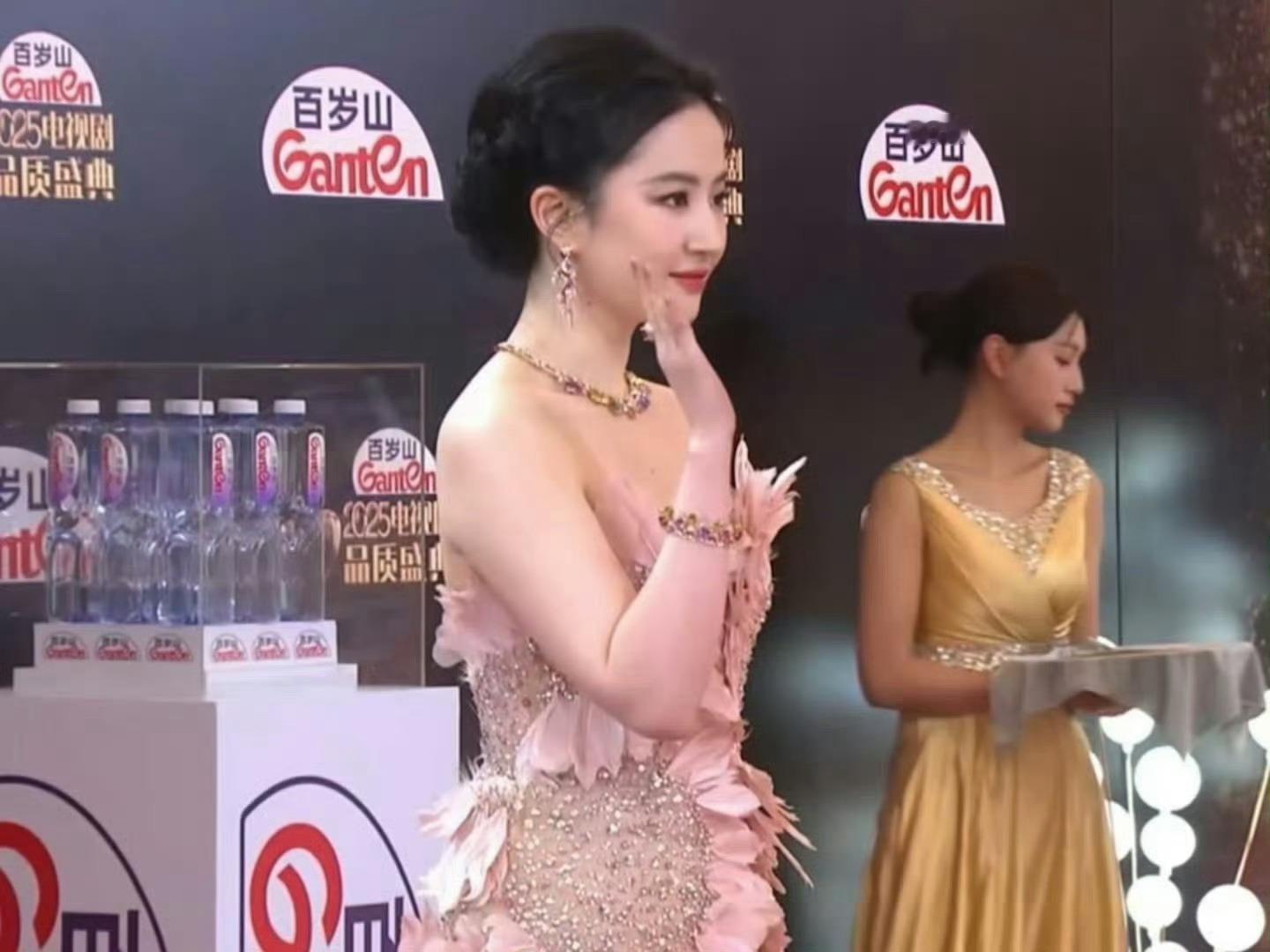 全场惊呼刘亦菲太美了她可是刘亦菲啊[爱你] ​​​