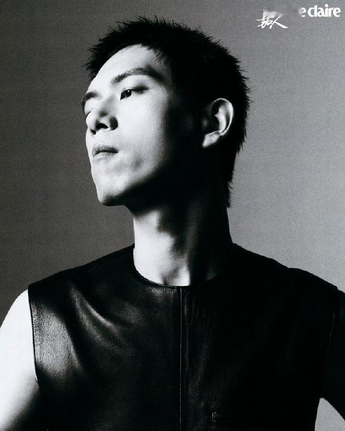 #李现野生感硬照#  李现 x 嘉人八月刊，野生魅力在硬照中肆意挥洒。他的眼神透