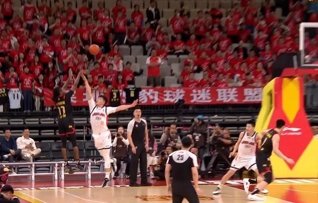 史密斯凭借三罚一中建功立业，李祥波剩余3秒犯规，外援比他更懂裁判和比赛

深圳主