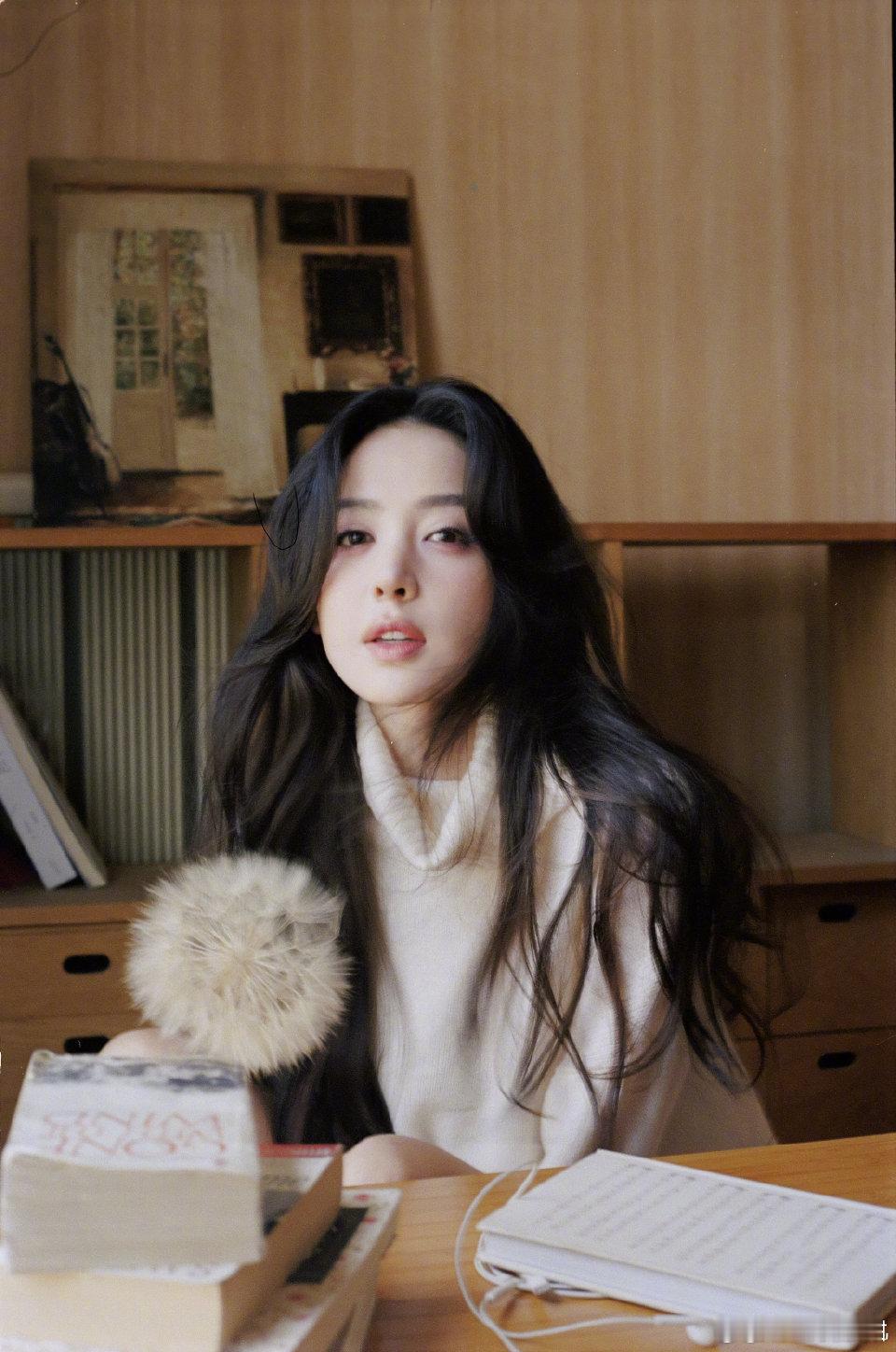 娜扎晒新年营业照娜扎休闲风plog 暖冬与新岁撞个满怀，娜扎的休闲风新年营业照，