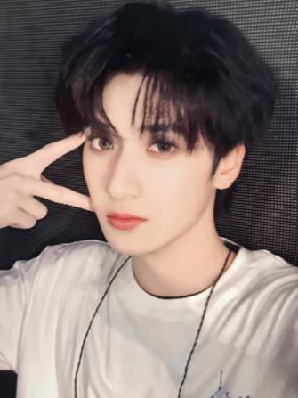 刘昊然 郭麒麟 一段模糊的KTV聚会视频显示出刘昊然、郭麒麟及严浩翔出现在商K场