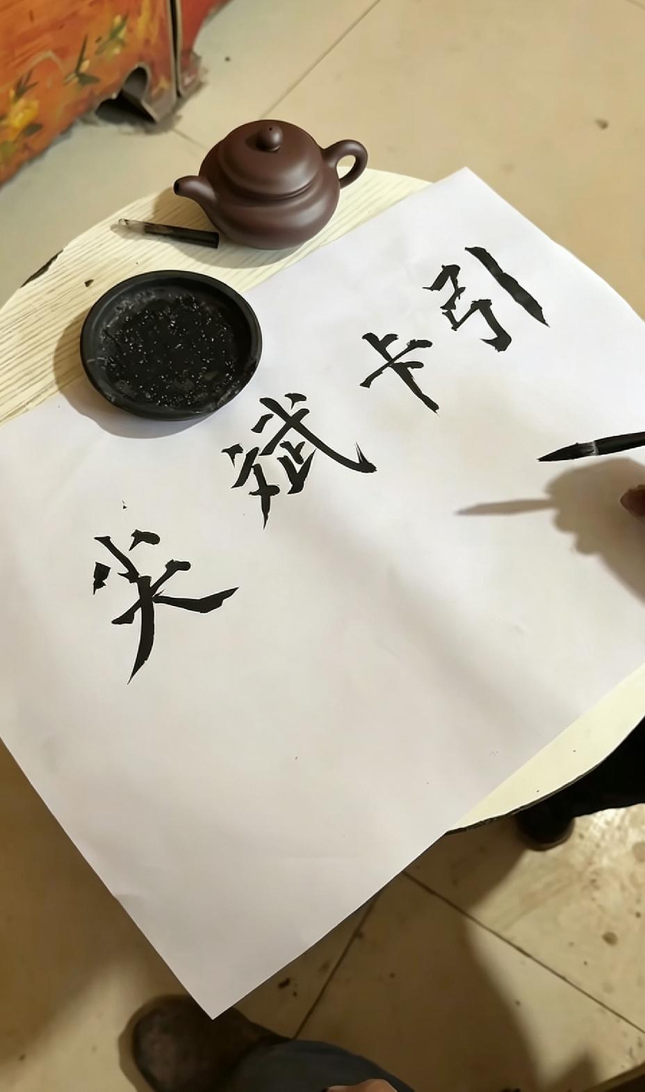 尖斌卡引
你知道这四个字分明代表什么吗？
一个老者说：
尖：能大能小真君子！
斌