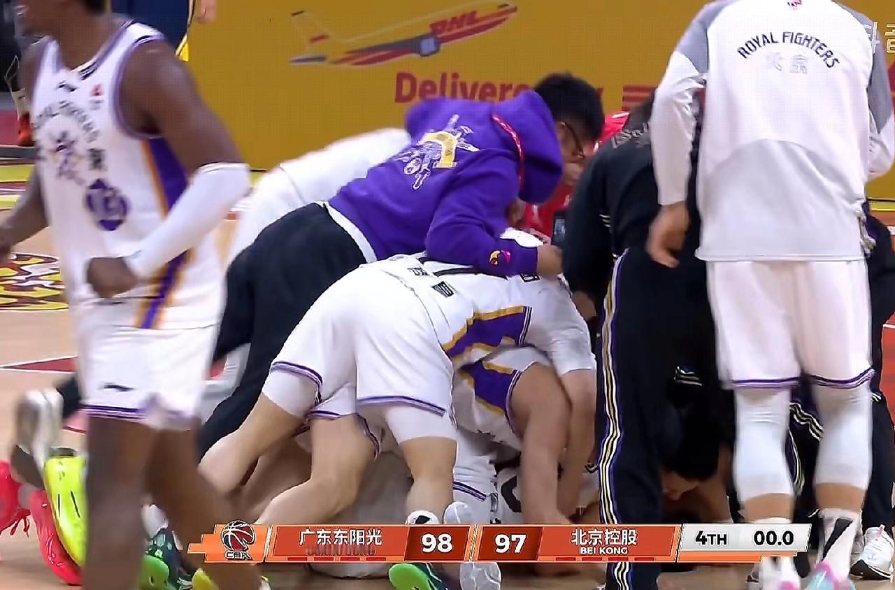 不知道广东男篮内部出现了什么问题，极少看到徐杰有如此低迷的表现，徐杰这样的表现广