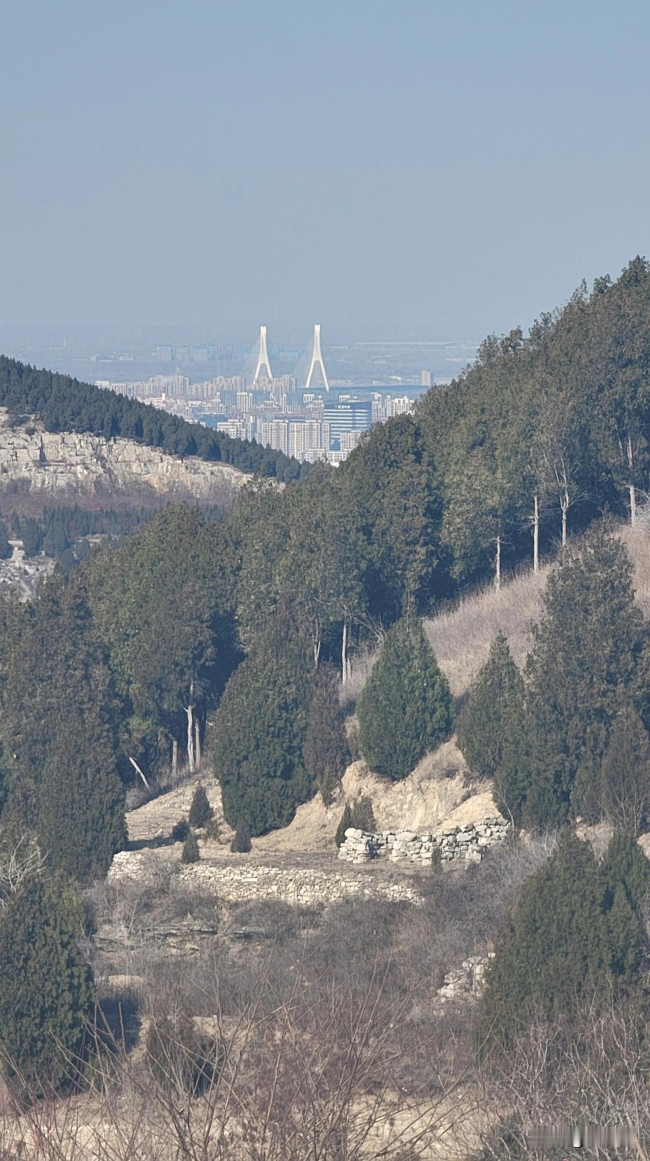 龙洞藏龙涧，站在中井半边山，可以远观华不注山（华山）、新建的黄河大桥。