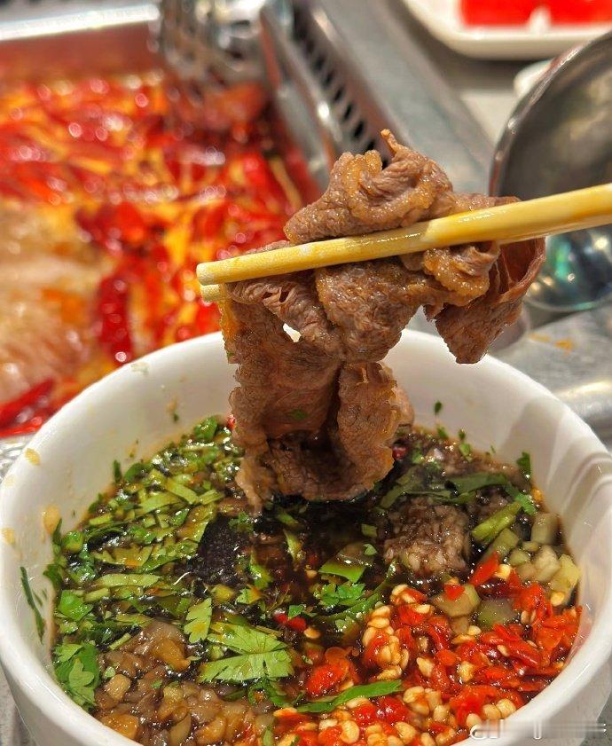 大雪吃火锅才是爱你老己~冬天了，就是要自己好点，来一顿热乎乎的火锅得多幸福