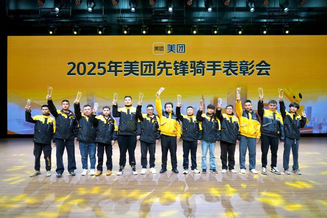 今天的小哥有点暖，才发现美团悄悄做了这些改变
中午点外卖，开门时骑手小哥递过餐盒