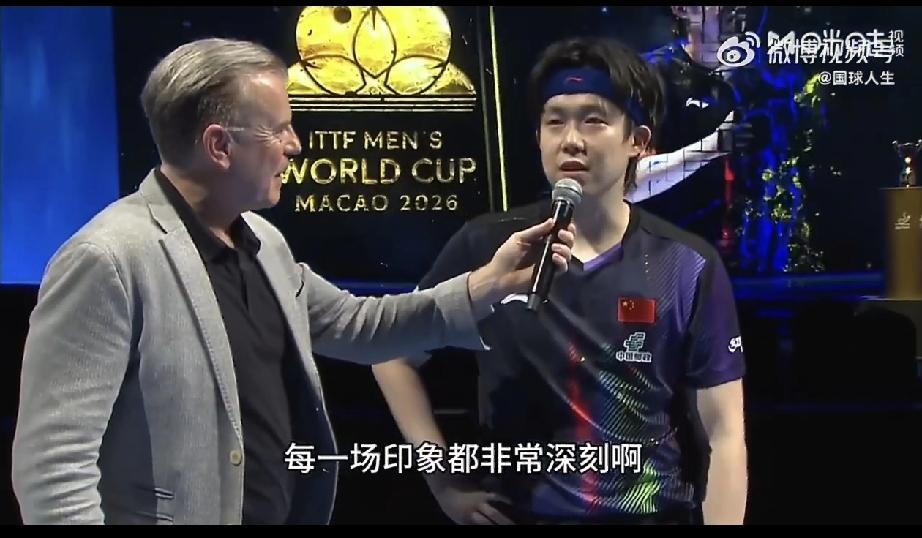 王楚钦🇨🇳夺冠现场的内场采访！
王楚钦用他一贯的幽默风格说他首先要感谢一直不
